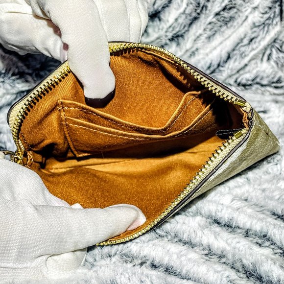 NWOT - COACH CORNER ZIP WRISTLET IN SIGNATURE CANVAS WITH DAISY PRINT (C3360) - Picture 3 of 3